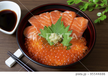 サーモンとイクラの丼ぶり 95544886