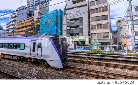 日本の東京都市景観　東中野駅前の街並みなどを望む 95545024