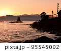 雨晴海岸朝陽をあびて 95545092