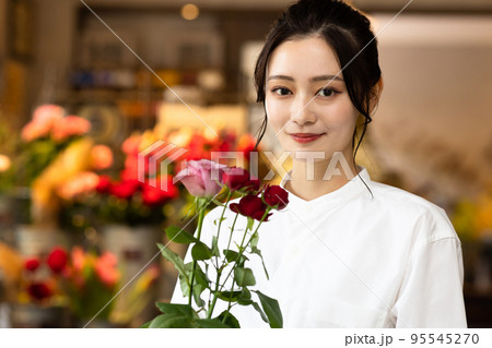 花屋で働くきれいな女性 花屋で働くきれいな女性 95545270