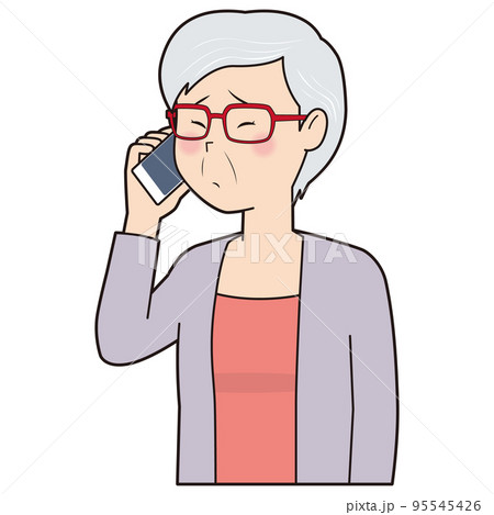 電話で赤面するシニア女性 95545426