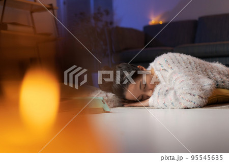 自宅でくつろぐ女性　夜 95545635