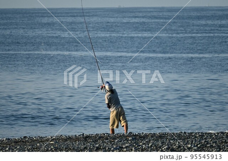 ビーチの釣り人 95545913