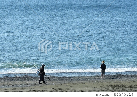 ビーチの釣り人 95545914
