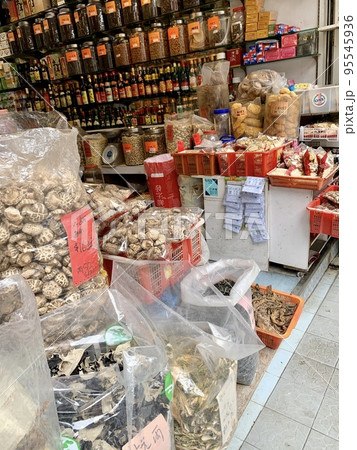 香港の乾物通りの乾物屋 95545936