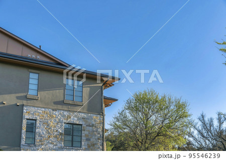 Austin, Texas- Side exterior of a house near Lake Austin against the blue sky background 95546239