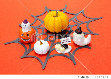 ハローウィンの小物の物撮り（蜘蛛の巣の上のカボチャ） 95546481