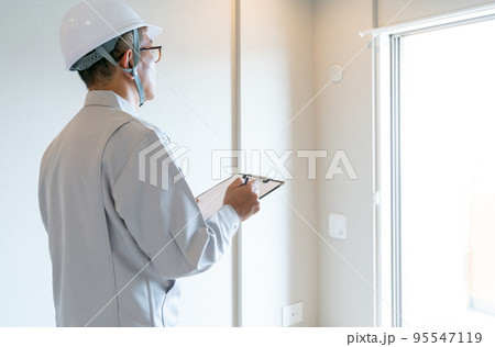 住宅の点検をする作業員 95547119