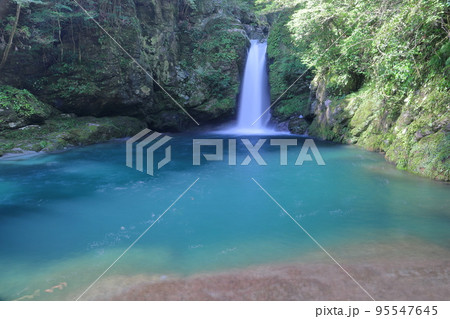 高知県吾川郡いの町清水上分　仁淀ブルーとして有名な枝川川にかかるニコ淵 95547645