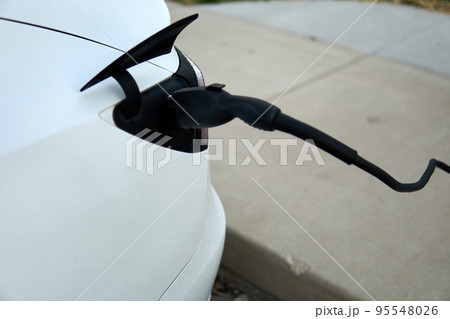 電気自動車に充電をしている様子 電気自動車に充電をしている様子 95548026
