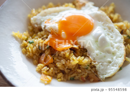 カレーピラフ目玉焼き乗せ カレーピラフ目玉焼き乗せ 95548598