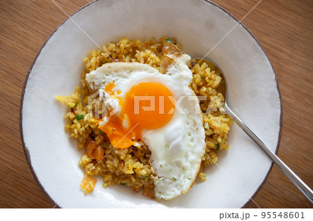 カレーピラフ目玉焼き乗せ カレーピラフ目玉焼き乗せ 95548601