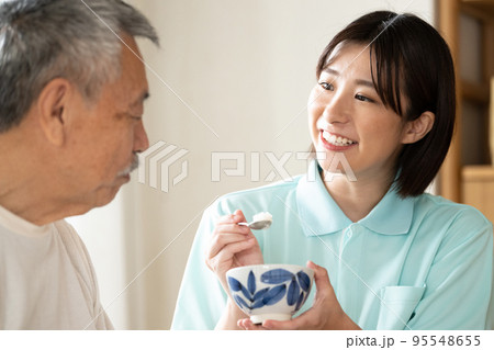 シニアにご飯を食べさせる介護士 95548655