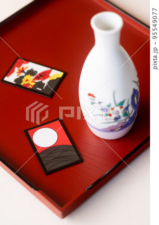 花札の花鳥風月・出来役月見で一杯 花札の花鳥風月・出来役月見で一杯 95549077