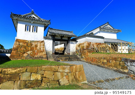 【熊本県】快晴の富岡城跡（天草） 95549175