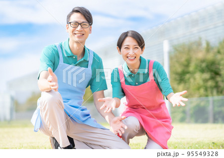 外遊び中の笑顔の保育士 95549328