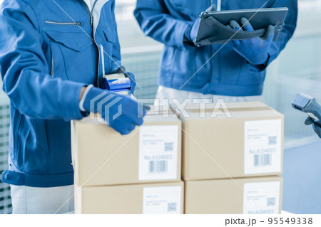 出荷用に梱包作業を行う作業員 顔無し 出荷用に梱包作業を行う作業員 顔無し 95549338