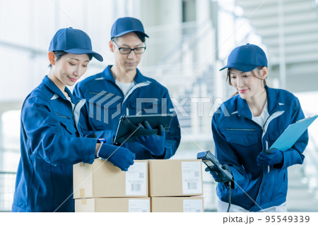 出荷用に梱包作業を行う作業員 出荷用に梱包作業を行う作業員 95549339