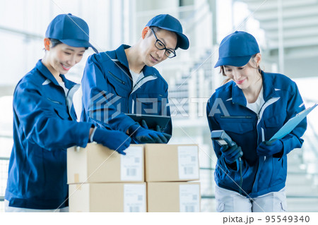 出荷用に梱包作業を行う作業員 出荷用に梱包作業を行う作業員 95549340