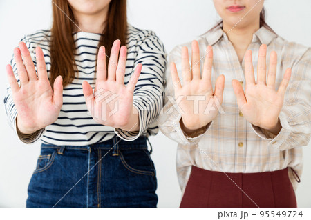 ストップのジェスチャーをする若い女性二人 ストップのジェスチャーをする若い女性二人 95549724