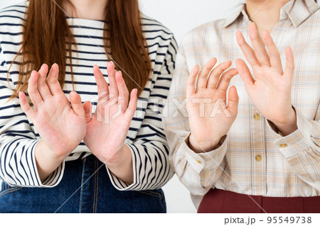 ストップのジェスチャーをする若い女性二人 ストップのジェスチャーをする若い女性二人 95549738