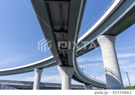 自動車専用道路のジャンクション風景 95550662