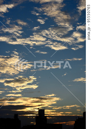 夕陽に輝く金色の雲の波 95550765