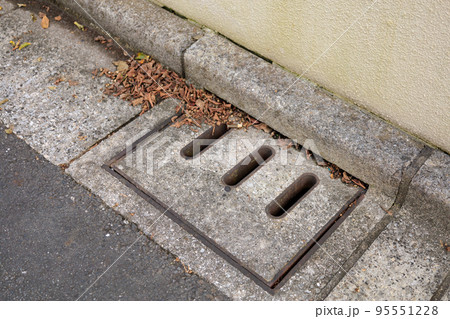 道路側溝のふたに詰まった枯れ葉 落ち葉 秋 イメージ 道路側溝のふたに詰まった枯れ葉 落ち葉 秋 イメージ 95551228