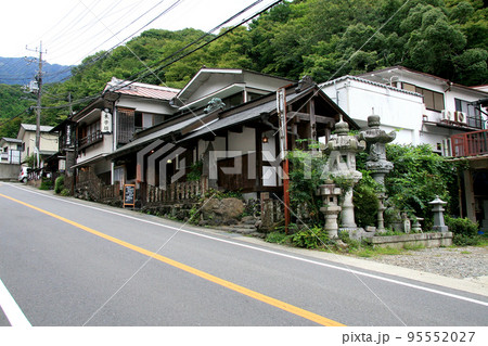 表参道に並ぶ沢山の宿坊 表参道に並ぶ沢山の宿坊 95552027