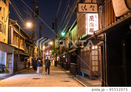 《京都府》祇園白川・伝統的な街並み 95552073