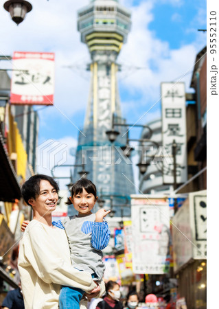 大阪 新世界を観光する親子 95552110