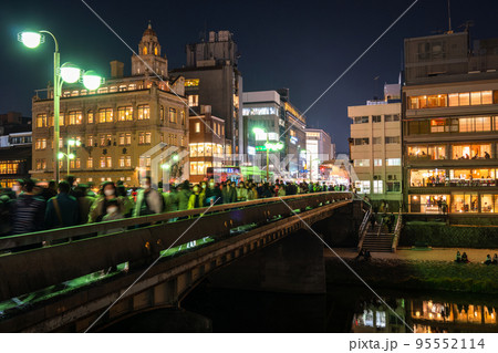 《京都府》夜の四条通り・商店街 95552114