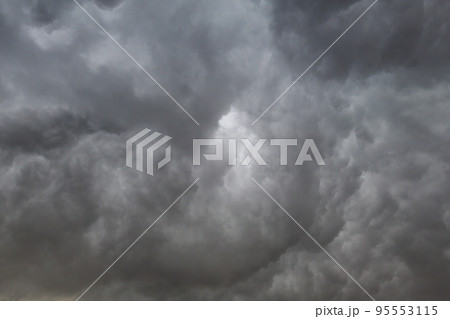 荒々しい雲 95553115