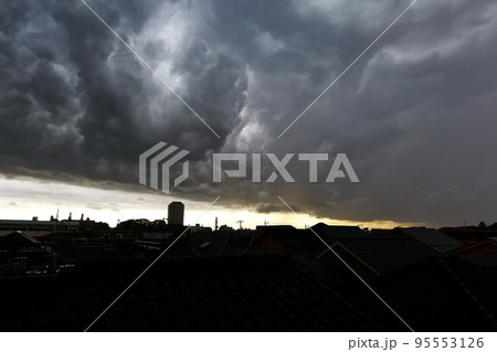荒々しい雲 95553126