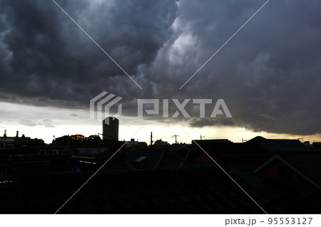 荒々しい雲 95553127