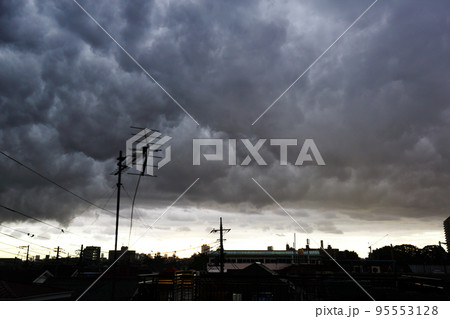荒々しい雲 95553128