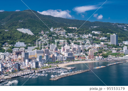 《静岡県》熱海の街並み・リゾート地の風景 95553179