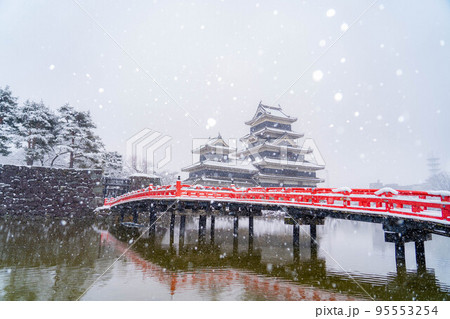 【冬素材】松本城雪景色【長野県】 95553254