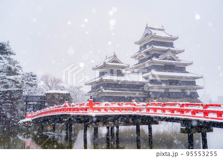 【冬素材】松本城雪景色【長野県】 95553255