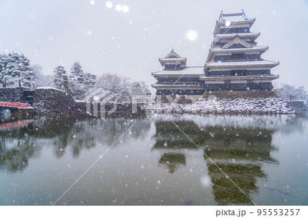 【冬素材】松本城雪景色【長野県】 95553257