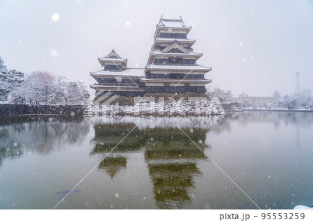 【冬素材】松本城雪景色【長野県】 【冬素材】松本城雪景色【長野県】 95553259