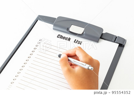 チェックリストを記入する手元 95554352