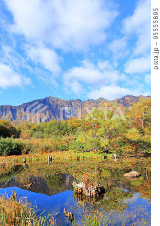 錦秋の秋山郷　朝の天池と鳥甲山 95555895