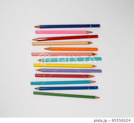 並べられた色鉛筆 並べられた色鉛筆 95556324
