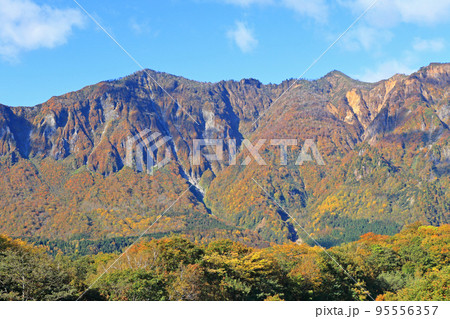 錦秋の秋山郷 天池展望台から望む鳥甲山 錦秋の秋山郷 天池展望台から望む鳥甲山 95556357