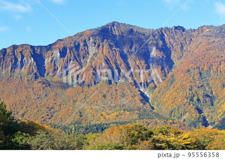 錦秋の秋山郷 天池展望台から望む鳥甲山 錦秋の秋山郷 天池展望台から望む鳥甲山 95556358