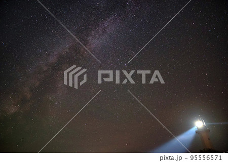 星空を背景とした沢崎鼻灯台のビーム 95556571