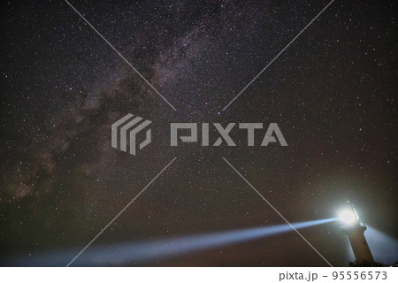 星空を背景とした沢崎鼻灯台のビーム 95556573