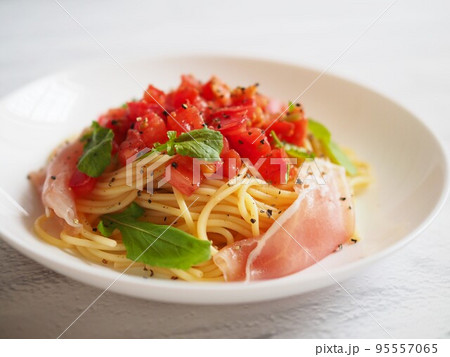 トマトと生ハムとルッコラの冷製パスタ 95557065