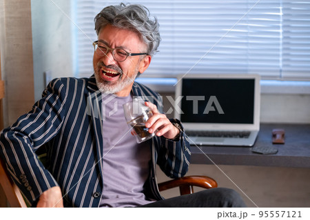 コーヒー　おいしい　味わう 95557121